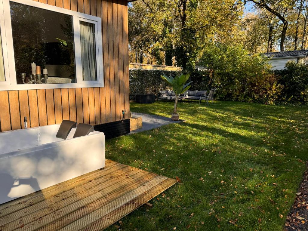 Zahrada ubytování VELUWSHOF HOENDERLOO HOLIDAYS Luxe Holidayhomes with PRIVATE JACUZZI'S - SwimmingPool - Tennis Court - Bowling - Supermarket and Children Entertainment
