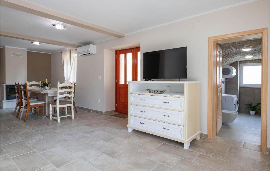 TV a/nebo společenská místnost v ubytování Beautiful Home In Orbanici With Wifi