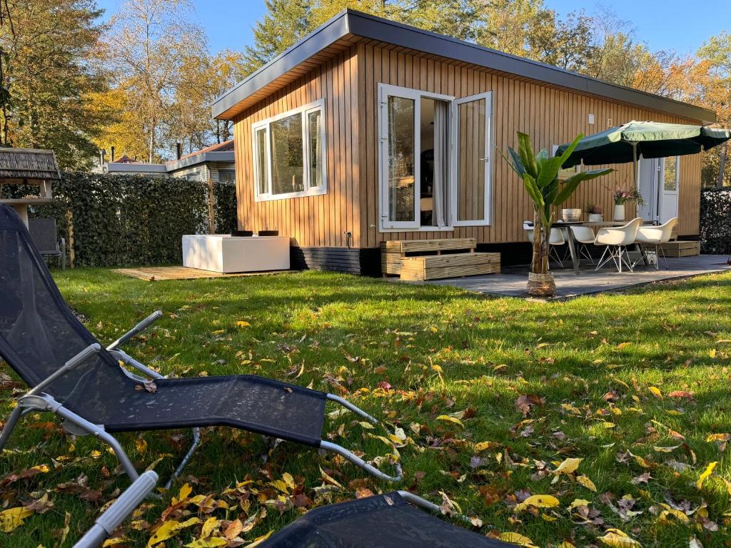 Zahrada ubytování VELUWSHOF HOENDERLOO HOLIDAYS Luxe Holidayhomes with PRIVATE JACUZZI'S - SwimmingPool - Tennis Court - Bowling - Supermarket and Children Entertainment