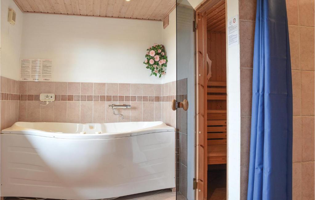 Postel nebo postele na pokoji v ubytování Holiday Home Fyrmarken Hvide Sande Iii