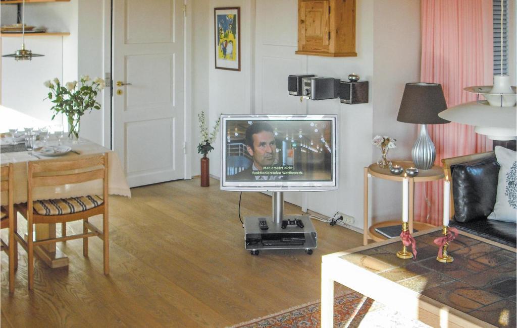 TV a/nebo společenská místnost v ubytování Holiday Home Fyrmarken Hvide Sande Iii