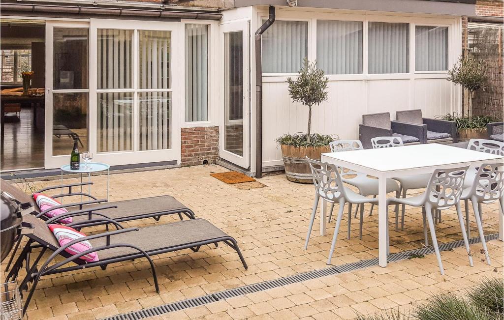 Patio nebo venkovní prostory v ubytování 3 Bedroom Pet Friendly Home In Bredene