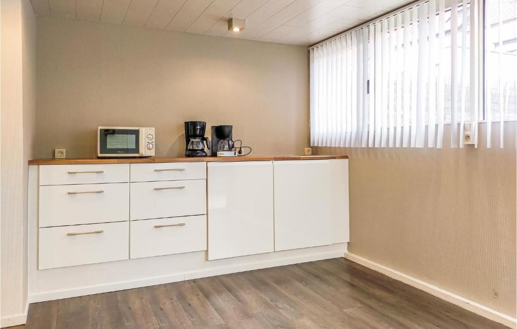 Kuchyň nebo kuchyňský kout v ubytování 3 Bedroom Pet Friendly Home In Bredene
