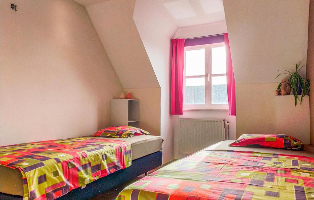 Postel nebo postele na pokoji v ubytování 3 Bedroom Pet Friendly Home In Bredene