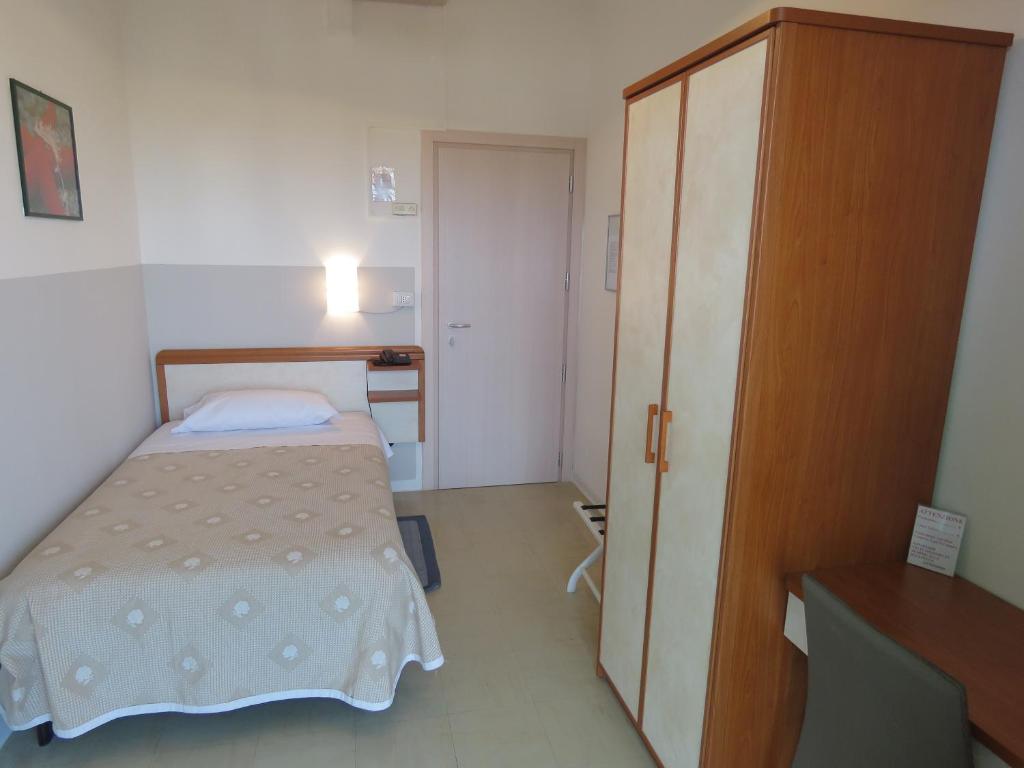 A bed or beds in a room at Hotel Marta