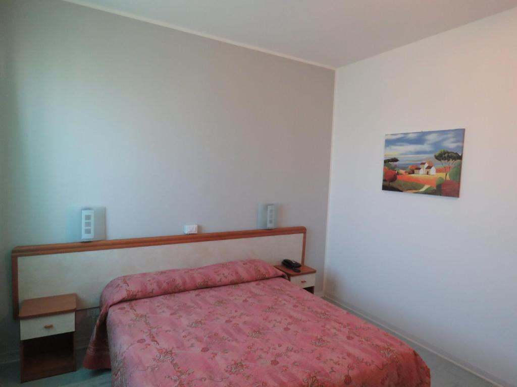 A bed or beds in a room at Hotel Marta