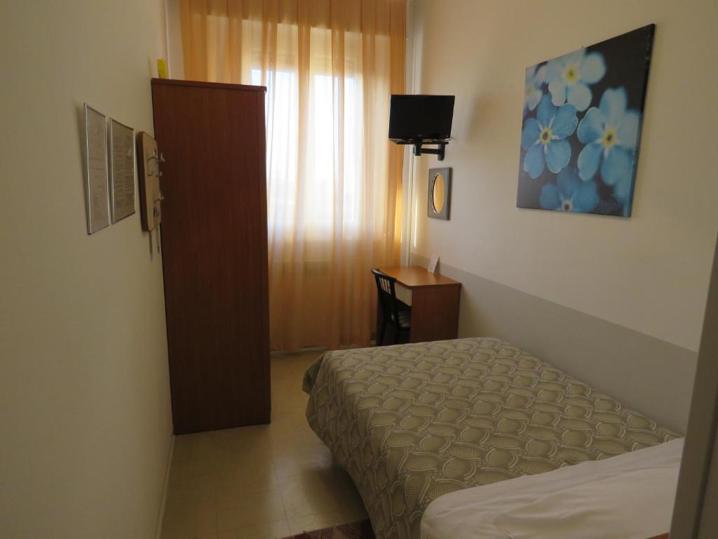 A bed or beds in a room at Hotel Marta