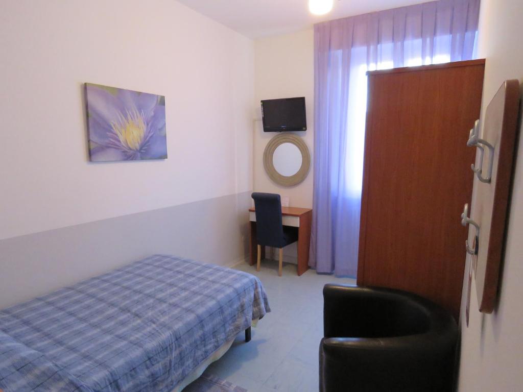 A bed or beds in a room at Hotel Marta