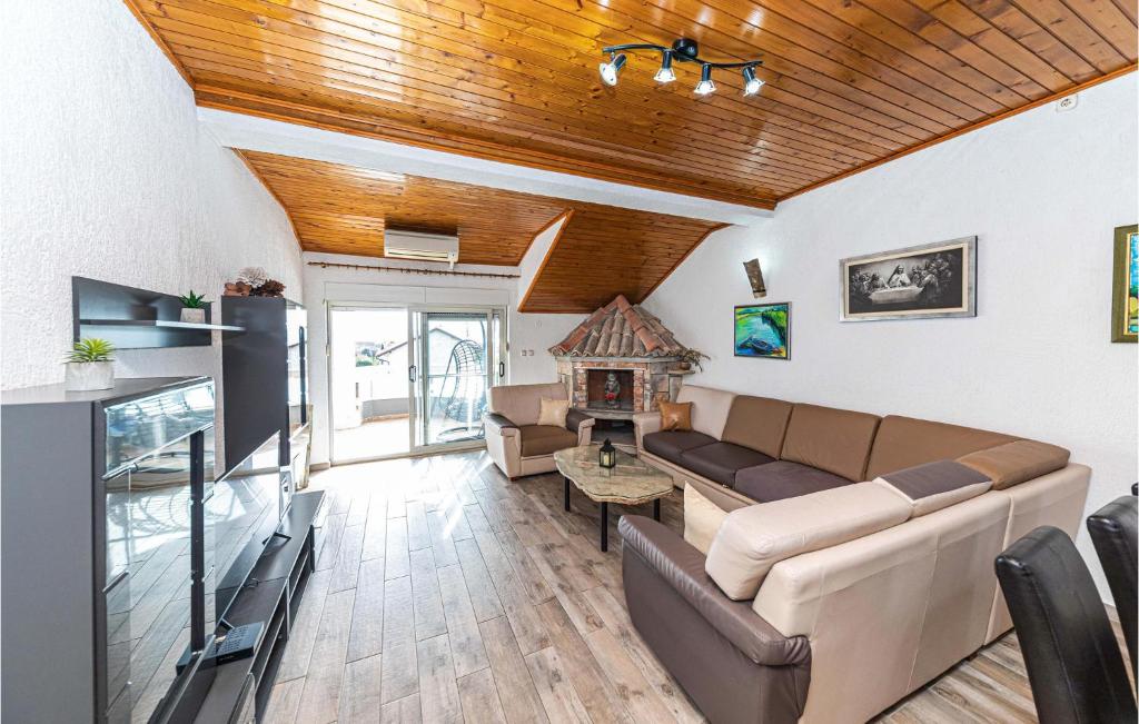 Televízia a/alebo spoločenská miestnosť v ubytovaní Beautiful Apartment In Kastel Stafilic