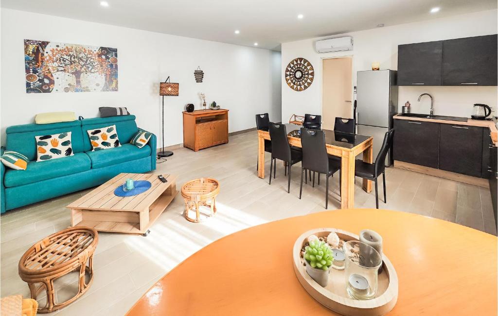 Η κουζίνα ή μικρή κουζίνα στο Awesome Apartment In Narbonne With Wifi