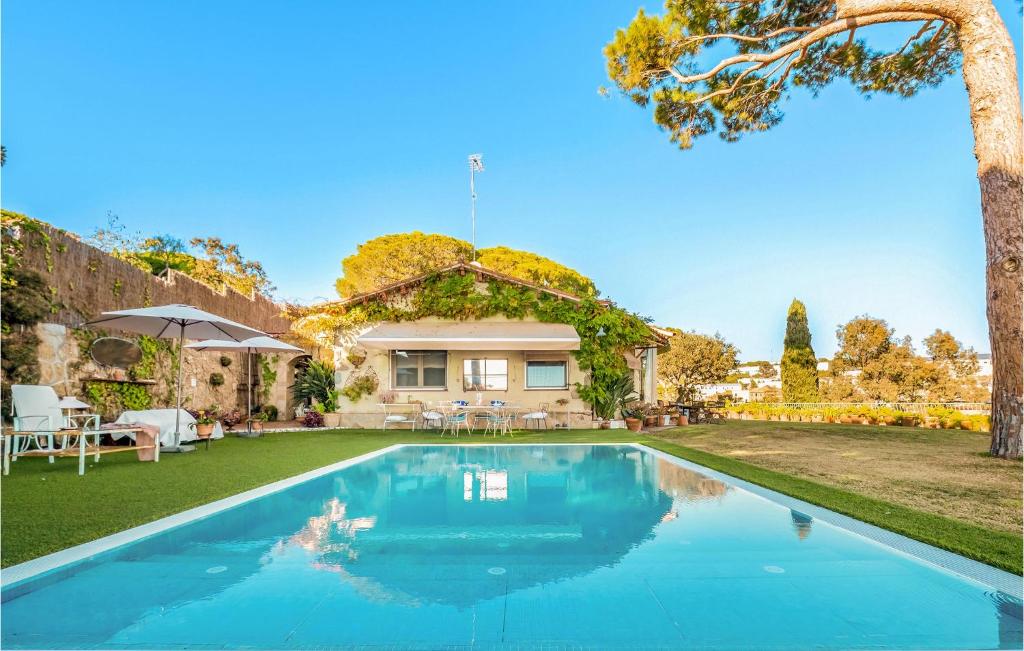 una piscina en el patio de una casa en 3 Bedroom Cozy Home In Arenys De Mar, en Arenys de Mar