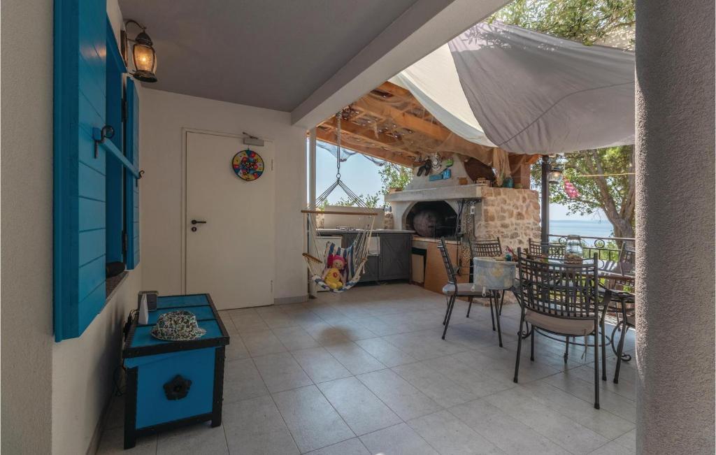 Posedenie v ubytovaní Four-Bedroom Holiday Home In Zdrelac