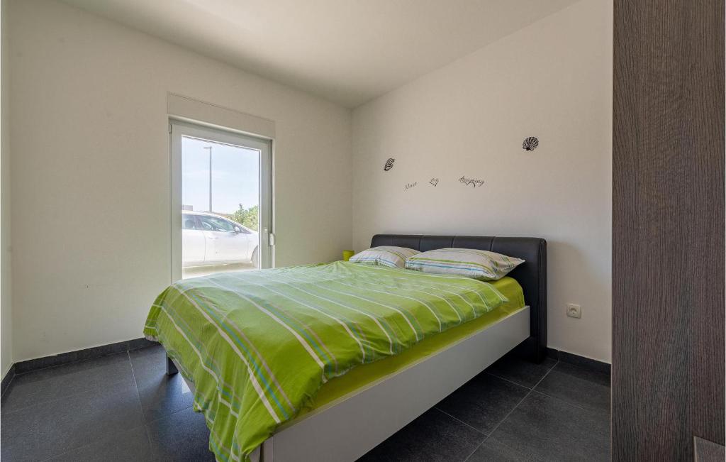 Posteľ alebo postele v izbe v ubytovaní Awesome Apartment In Kustici, Novalja
