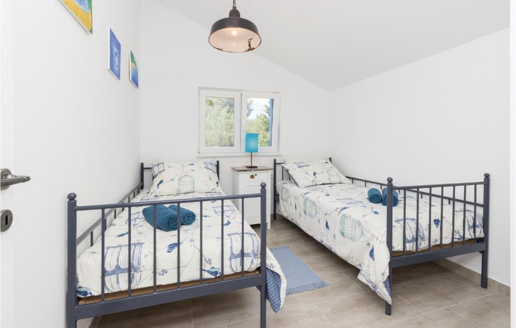Posteľ alebo postele v izbe v ubytovaní Four-Bedroom Holiday Home In Zdrelac