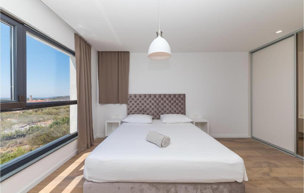 Posteľ alebo postele v izbe v ubytovaní Nice Home In Okrug Gornji With Sauna