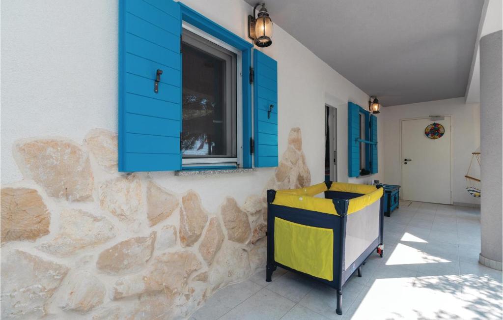 Posedenie v ubytovaní Four-Bedroom Holiday Home In Zdrelac