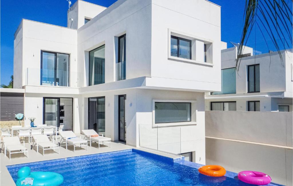 una villa con piscina frente a una casa en Villa Casa 5, en Ciudad Quesada
