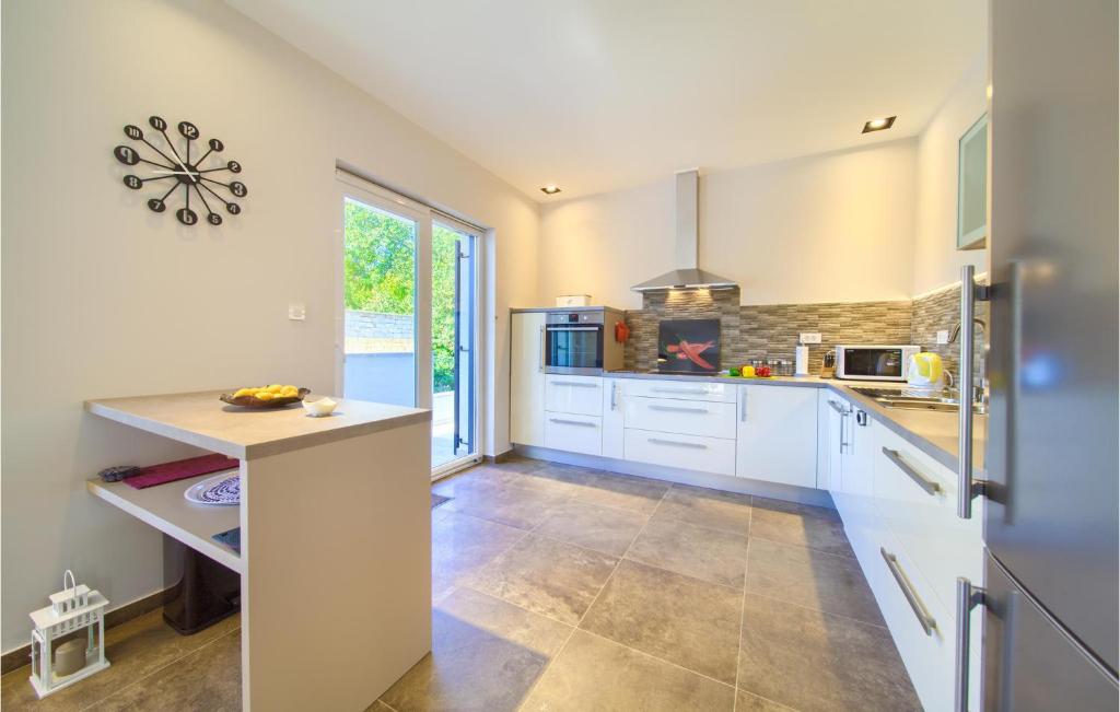 Kuchnia lub aneks kuchenny w obiekcie 3 Bedroom Nice Home In Risika