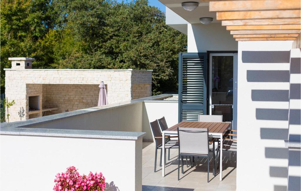 Balkon lub taras w obiekcie 3 Bedroom Nice Home In Risika