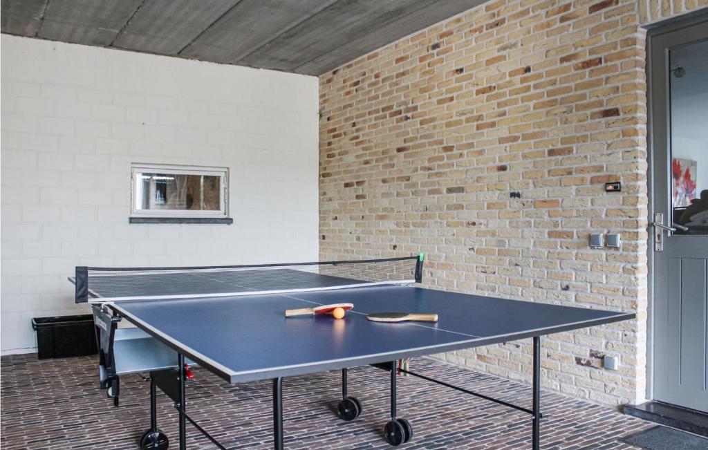 Stolní tenis v ubytování Awesome Home In Diksmuide nebo okolí