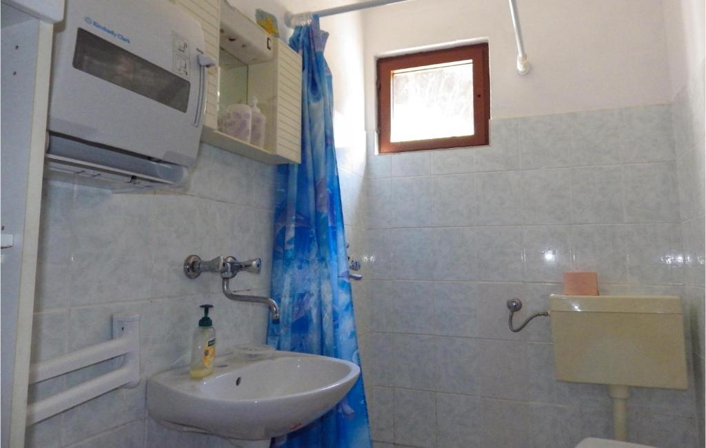 Kúpeľňa v ubytovaní 4 Bedroom Awesome Home In Pupnat