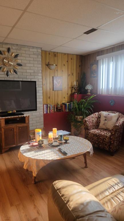TV a/nebo společenská místnost v ubytování Charming - 2 bedrooms suite, 1 full bath & family room