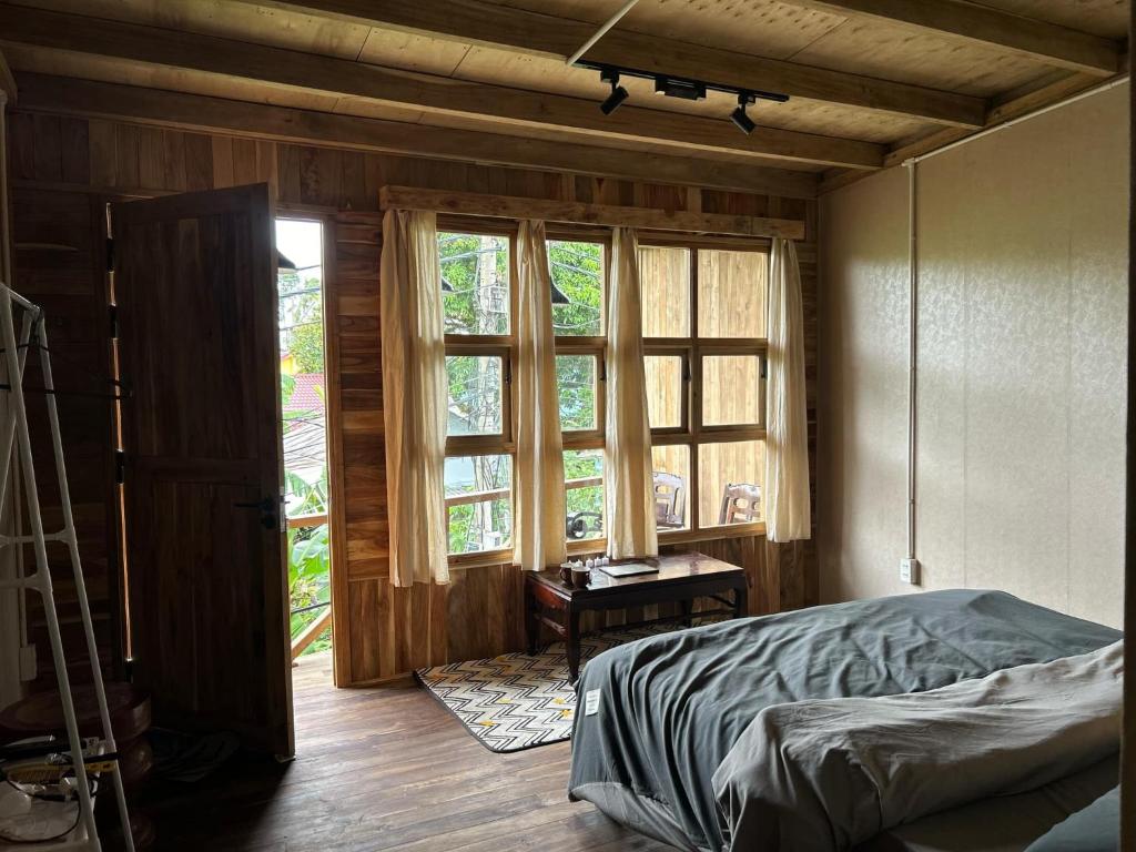 Кровать или кровати в номере Yên homestay