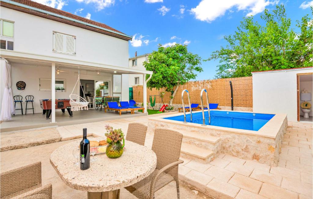 Bazén v ubytovaní Two-Bedroom Apartment In Metkovic alebo v jeho blízkosti