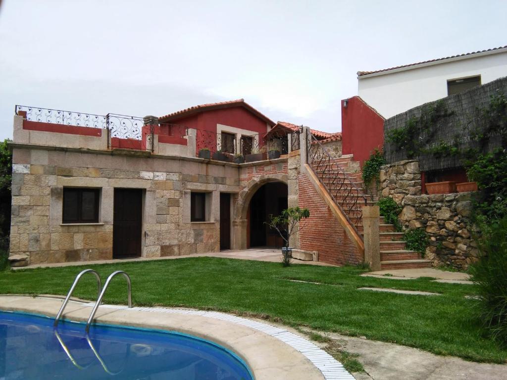una casa con piscina en el patio en Casa Gibranzos, en Plasenzuela