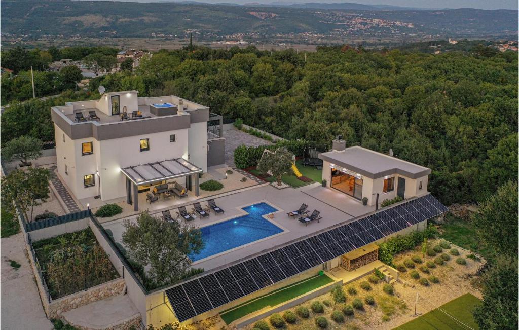 - une vue aérienne sur une maison dotée de panneaux solaires dans l'établissement Lovely Home In Poljica With Sauna, à Poljica