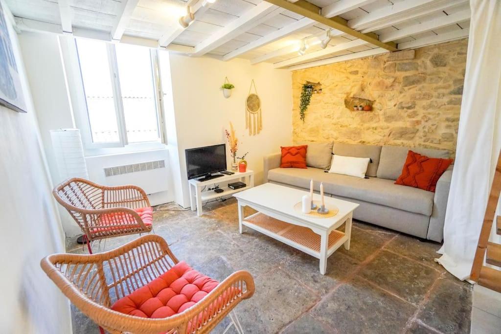 un salon avec un canapé, des chaises et une table dans l'établissement Le Charmant, Calme, Central et Climatisé !, à Nîmes