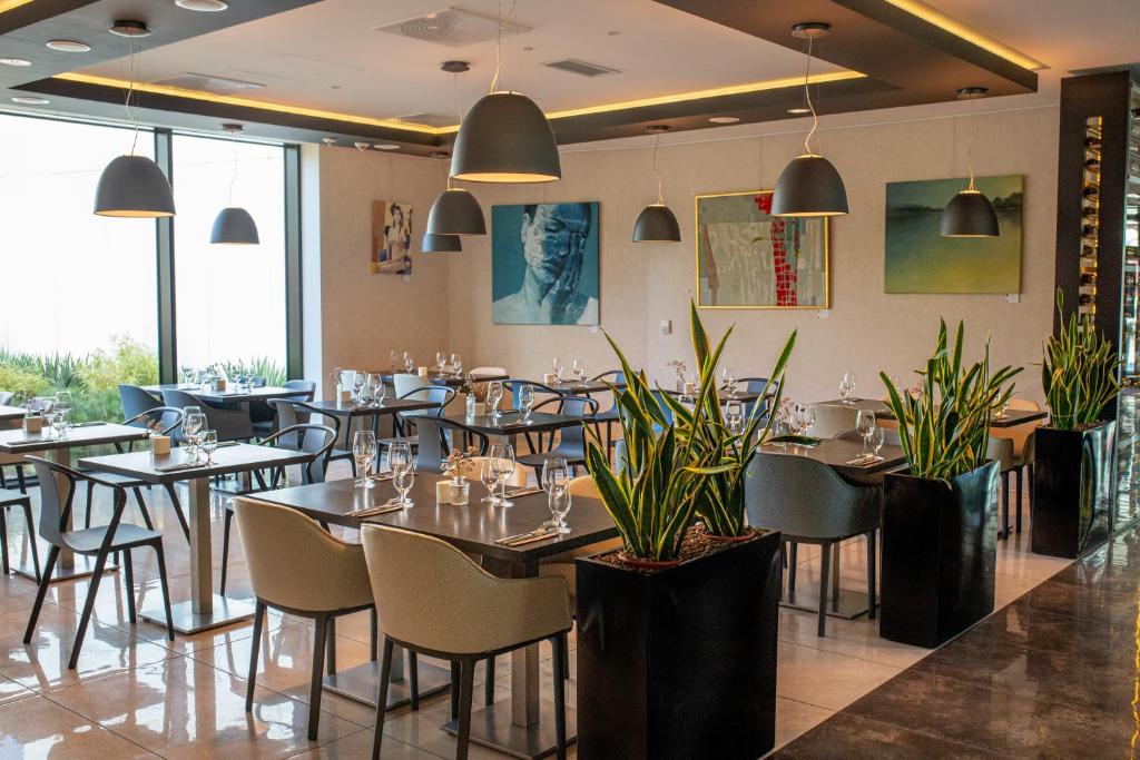 Reštaurácia alebo iné gastronomické zariadenie v ubytovaní Q Hotel Plus Kraków