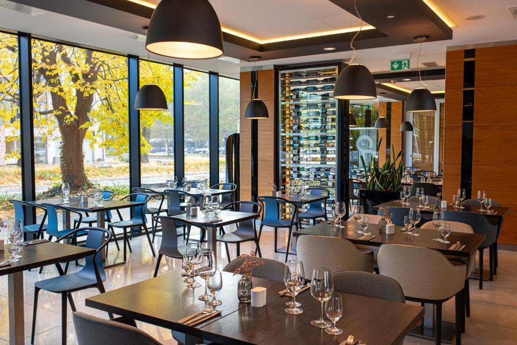 Reštaurácia alebo iné gastronomické zariadenie v ubytovaní Q Hotel Plus Kraków