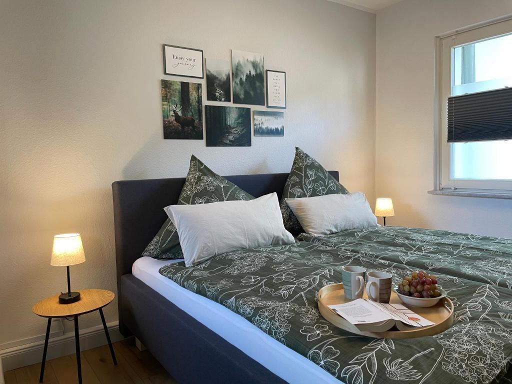 een slaapkamer met een bed met een dienblad met eten erop bij Wolfsbutze - zentrales Motto Apartment in Verden