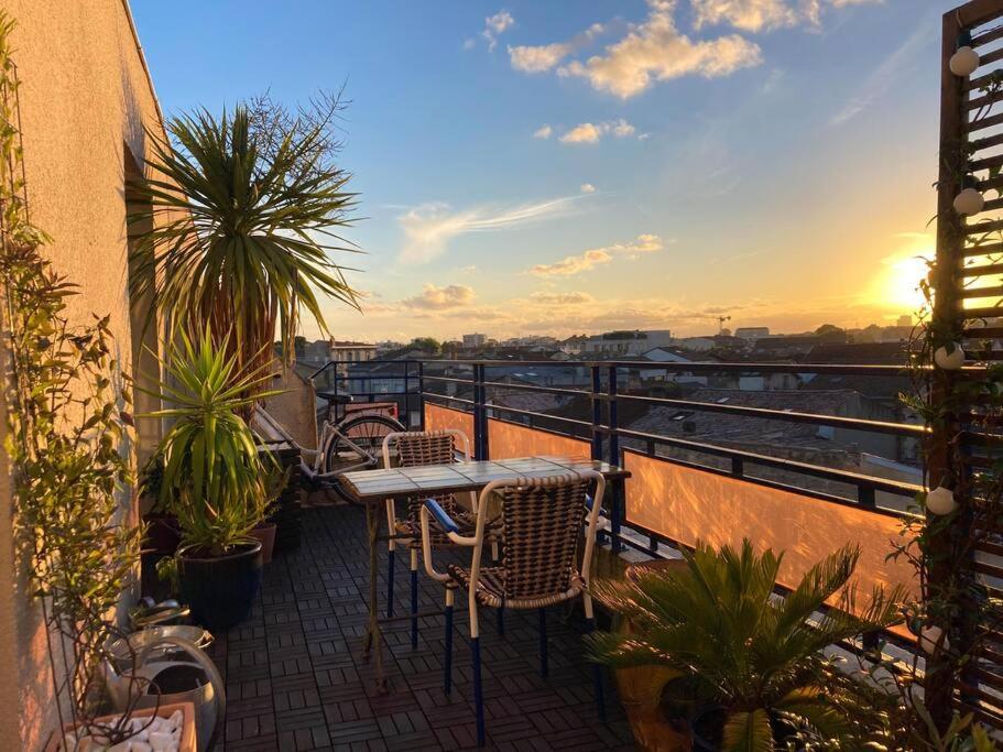 un balcon avec une table et des chaises sur un balcon dans l'établissement Studio SUNSET TERRASSE !, à Bordeaux