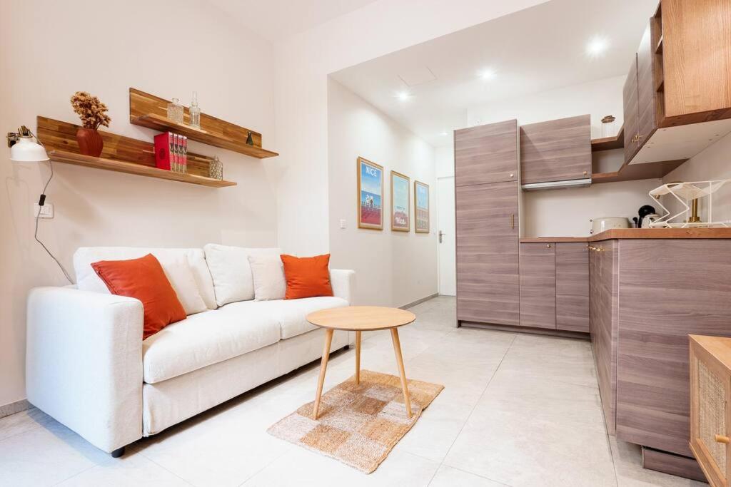 un salon avec un canapé blanc et une table dans l'établissement Nice - Appartement central - 10 min de la plage, à Nice