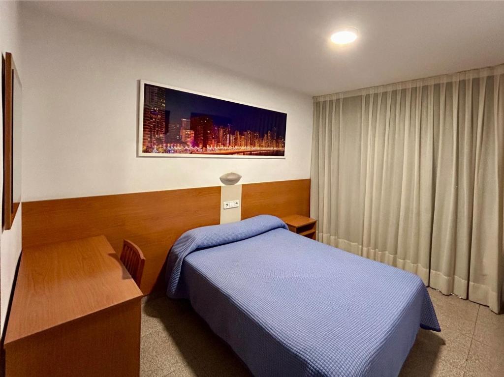 Postel nebo postele na pokoji v ubytování Pensión La Orozca Benidorm