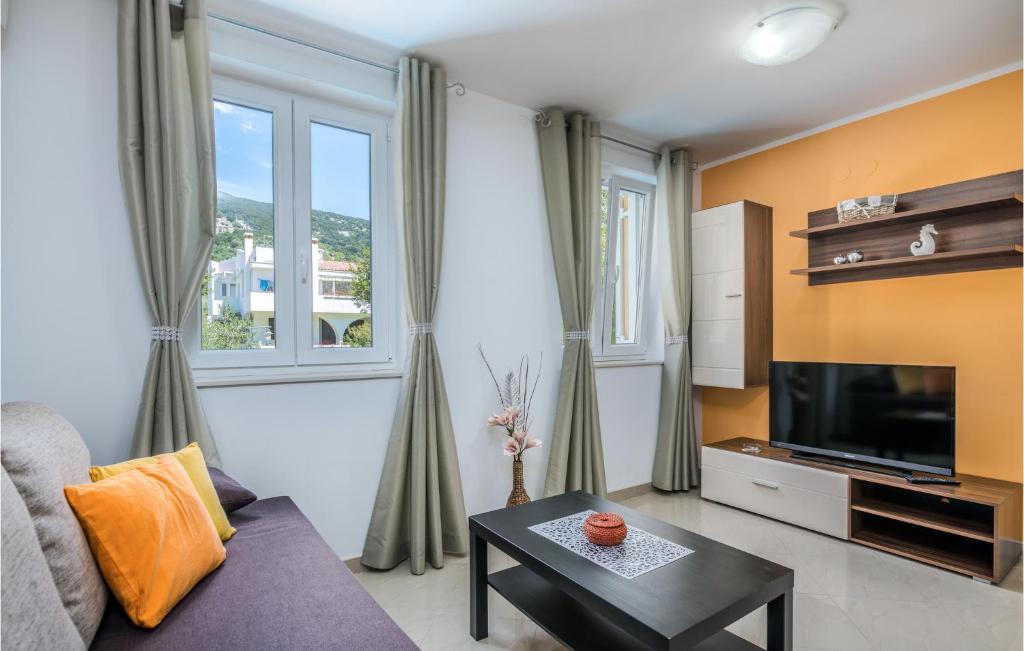 Televízia a/alebo spoločenská miestnosť v ubytovaní Cozy Apartment In Baska With Wifi