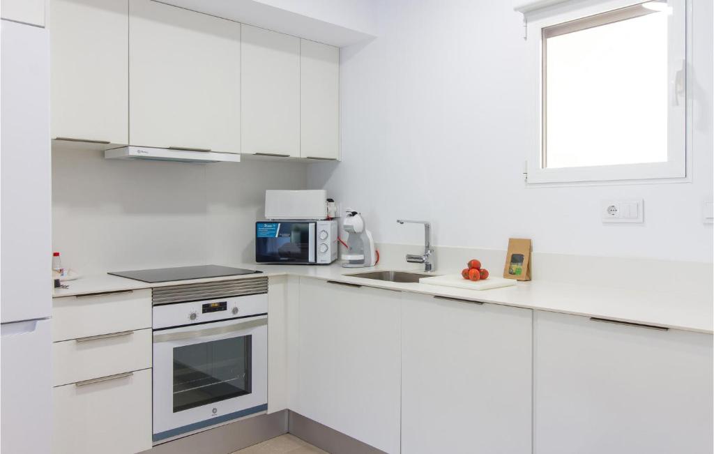 A kitchen or kitchenette at 3 Bedroom Cozy Apartment In Denia