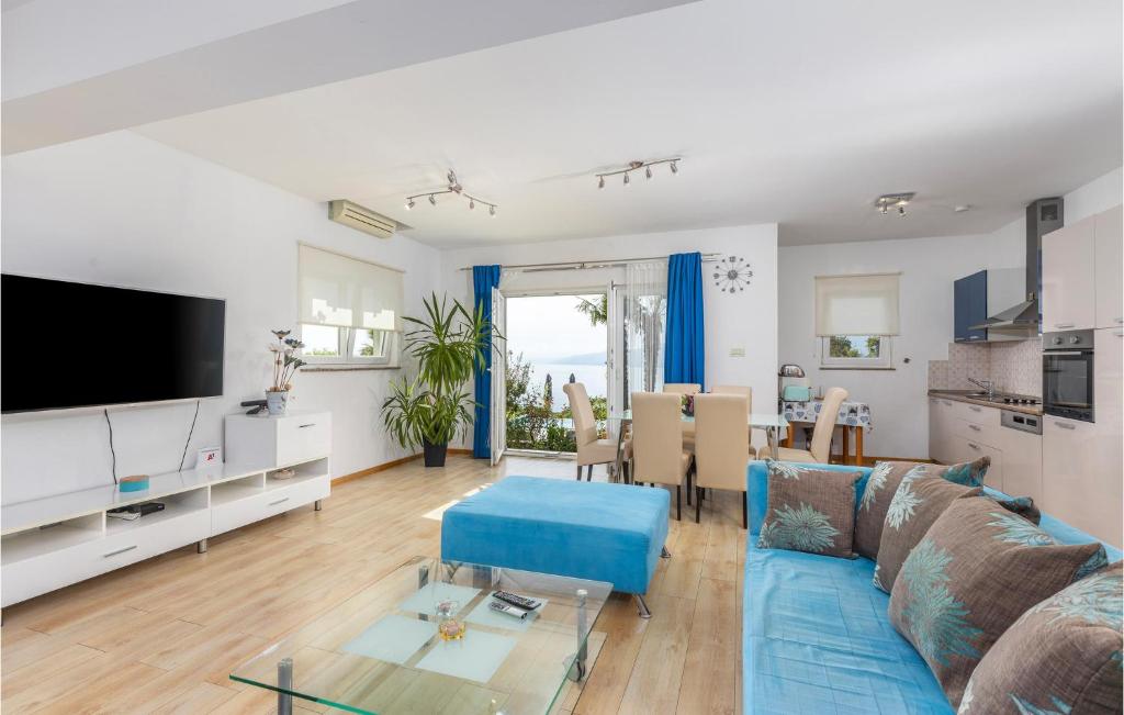 Televízia a/alebo spoločenská miestnosť v ubytovaní Beautiful Apartment In Rijeka With Wifi