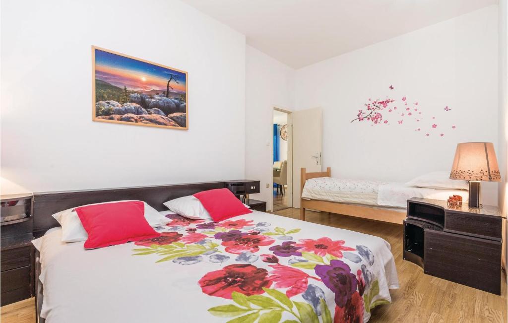 Posteľ alebo postele v izbe v ubytovaní Beautiful Apartment In Rijeka With Wifi