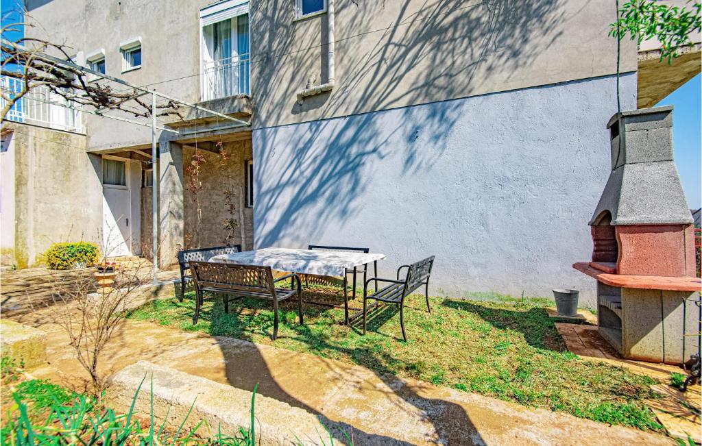 Vonkajšia záhrada v ubytovaní 5 Bedroom Lovely Apartment In Raslina