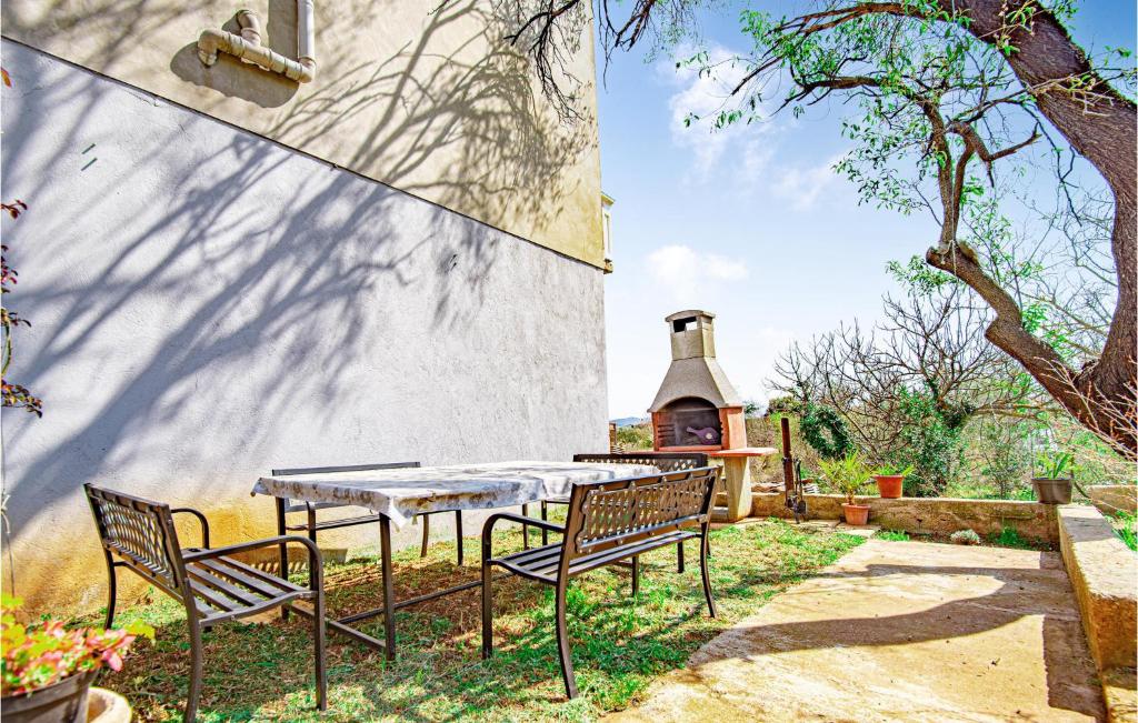 Vonkajšia záhrada v ubytovaní 5 Bedroom Lovely Apartment In Raslina