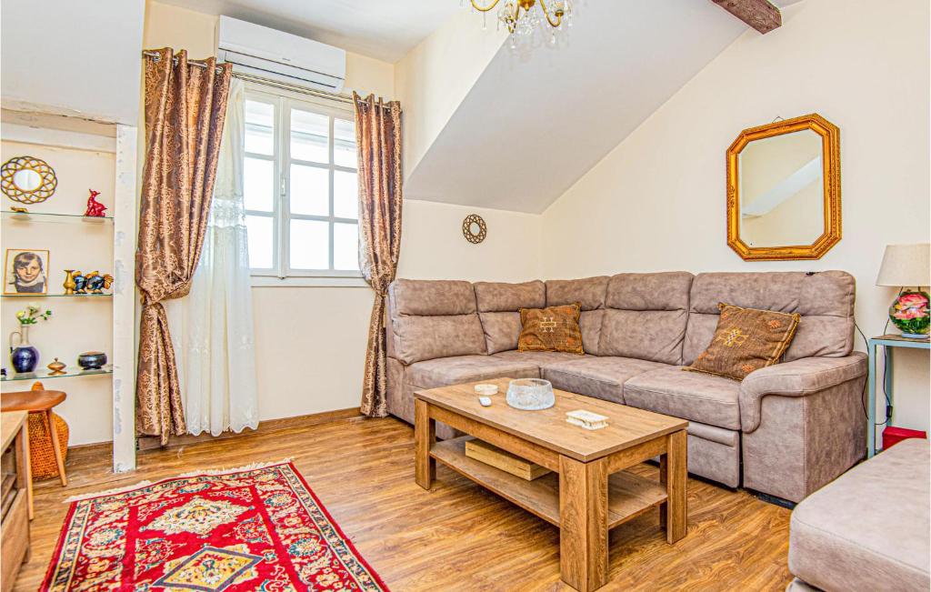 Posedenie v ubytovaní 5 Bedroom Lovely Apartment In Raslina