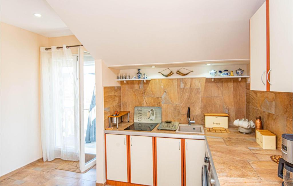 Kuchyňa alebo kuchynka v ubytovaní 5 Bedroom Lovely Apartment In Raslina