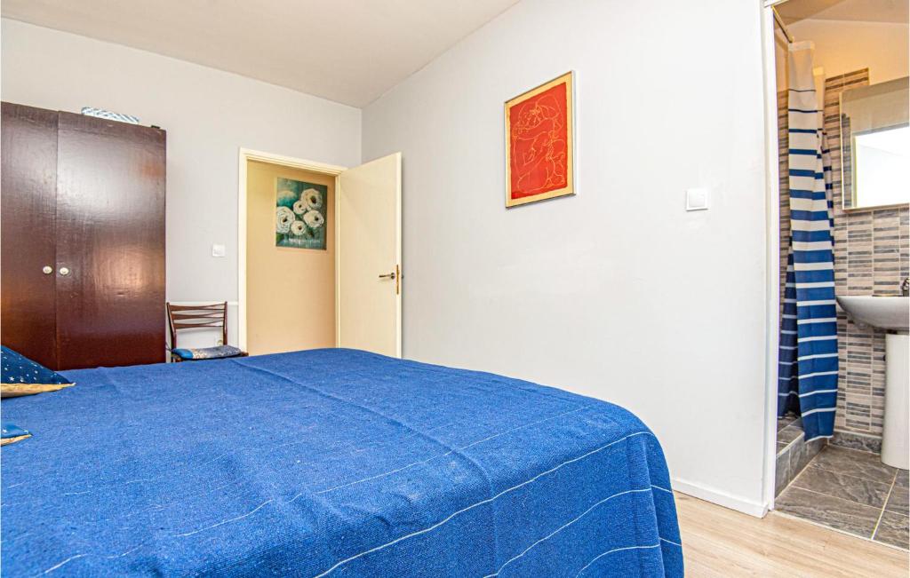 Posteľ alebo postele v izbe v ubytovaní 5 Bedroom Lovely Apartment In Raslina