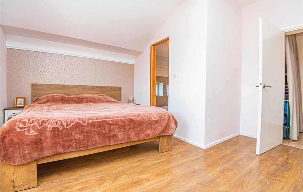 Posteľ alebo postele v izbe v ubytovaní 5 Bedroom Lovely Apartment In Raslina