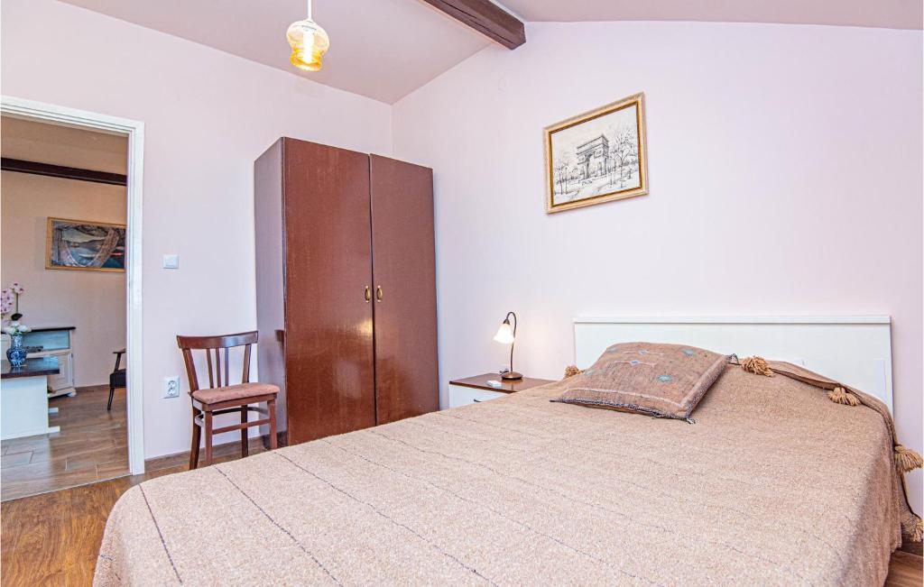 Posteľ alebo postele v izbe v ubytovaní 5 Bedroom Lovely Apartment In Raslina