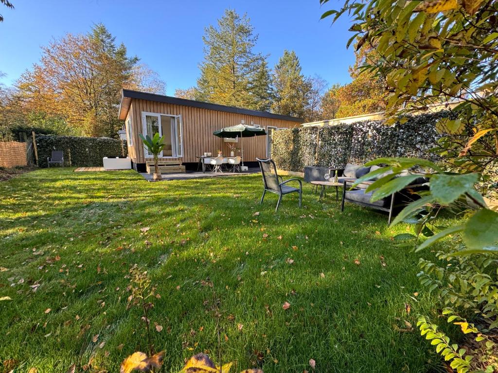 Zahrada ubytování VELUWSHOF HOENDERLOO HOLIDAYS Luxe Holidayhomes with PRIVATE JACUZZI'S - SwimmingPool - Tennis Court - Bowling - Supermarket and Children Entertainment