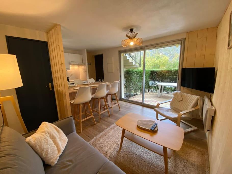 un salon avec un canapé et une table dans l'établissement Appartement T3 Saint Lary Soulan, à Vignec
